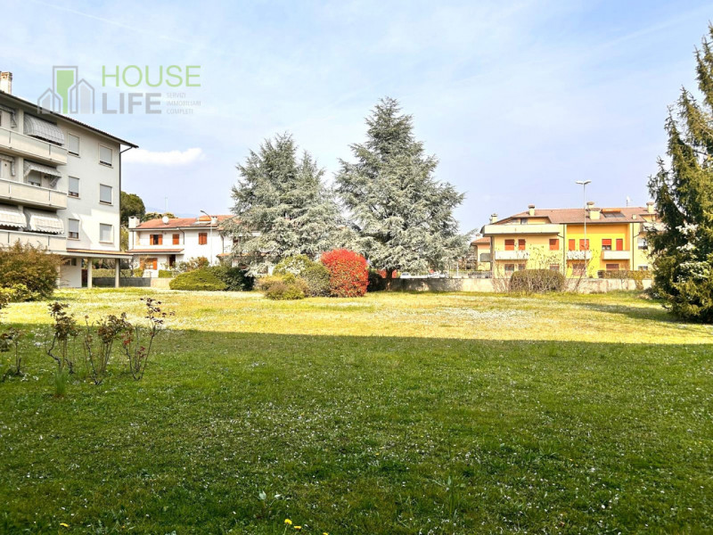 THIENE- Vianelle: in zona residenziale molto tranquilla TRICAMERE al piano terzo ed ultimo, in co...