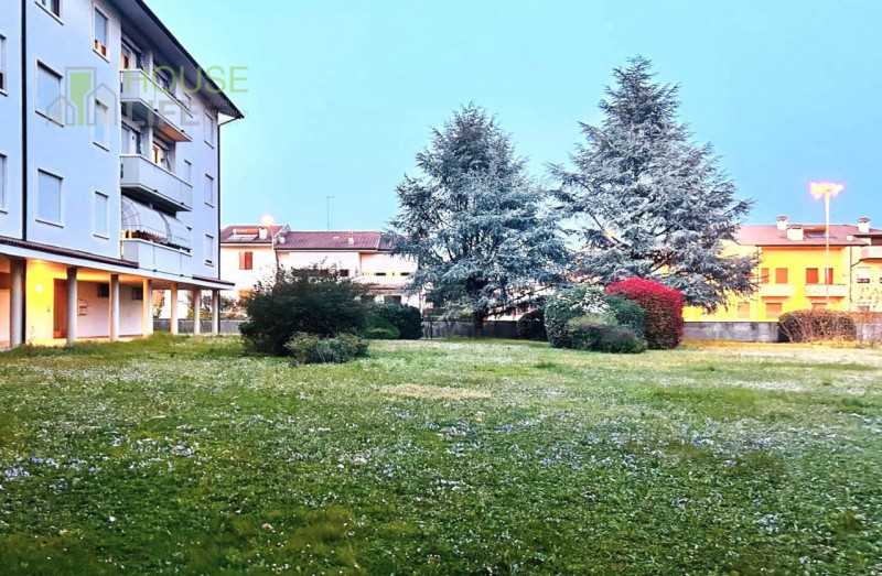 THIENE- Vianelle: in zona residenziale molto tranquilla TRICAMERE al piano terzo ed ultimo, in co...