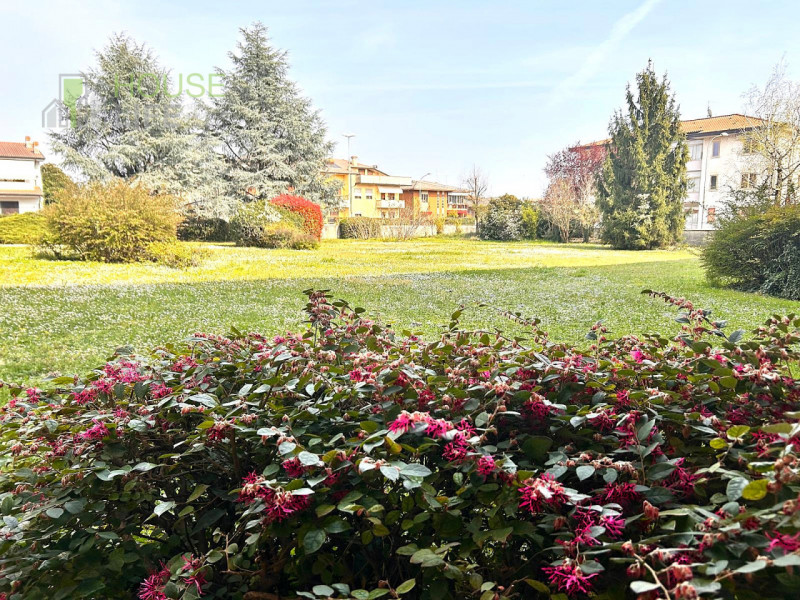 THIENE- Vianelle: in zona residenziale molto tranquilla TRICAMERE al piano terzo ed ultimo, in co...