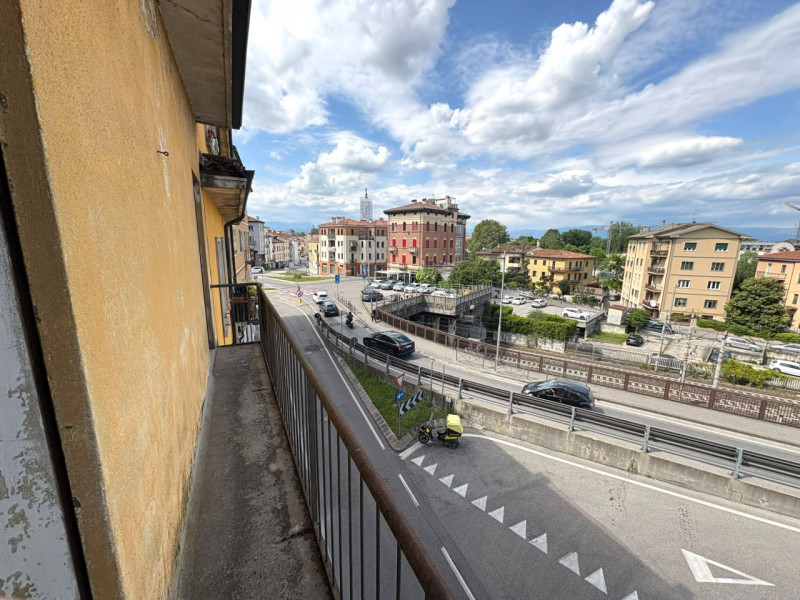 UBICAZIONE E CONTESTO

In zona centrale e strategica di Vicenza, nelle immediate vicinanze del Tr...