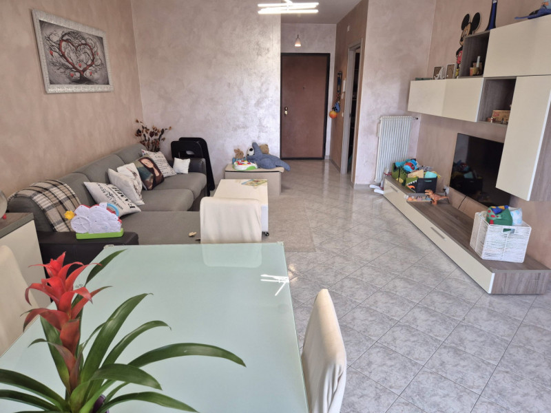 Scopri questo luminoso e spazioso appartamento trilocale situato al primo piano di un complesso r...