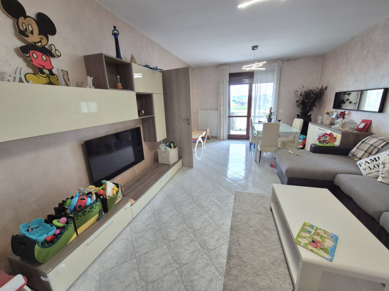 Scopri questo luminoso e spazioso appartamento trilocale situato al primo piano di un complesso r...