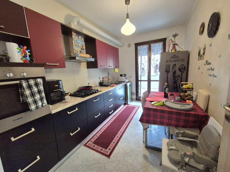 Scopri questo luminoso e spazioso appartamento trilocale situato al primo piano di un complesso r...