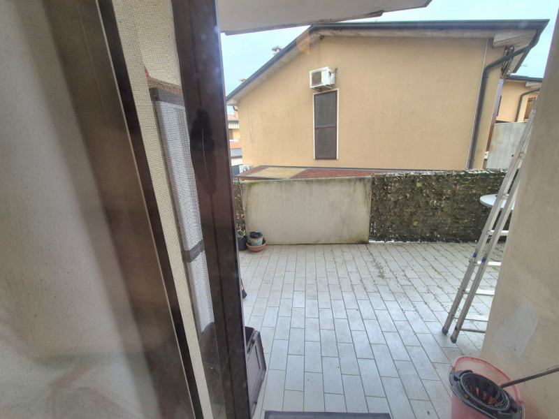 Scopri questo luminoso e spazioso appartamento trilocale situato al primo piano di un complesso r...