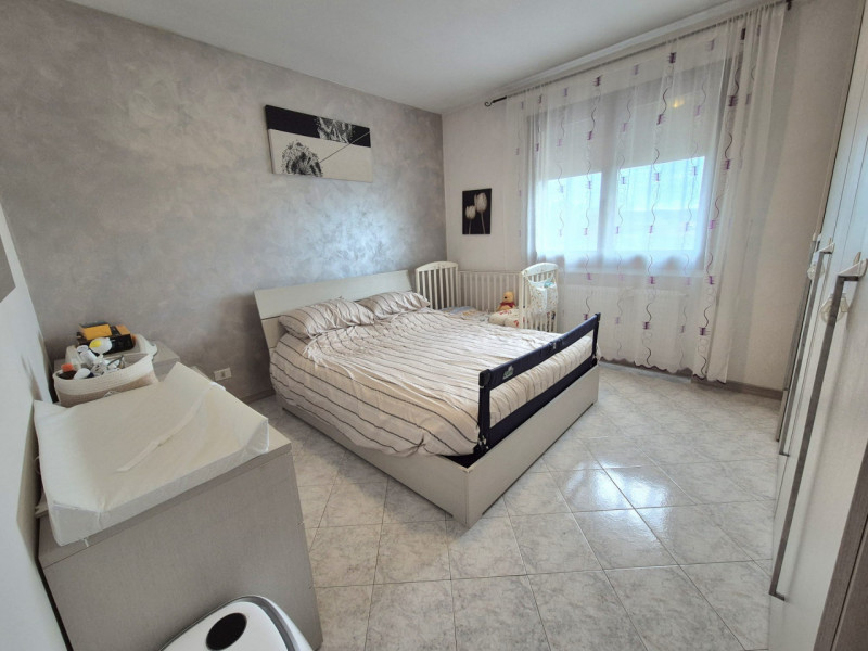 Scopri questo luminoso e spazioso appartamento trilocale situato al primo piano di un complesso r...