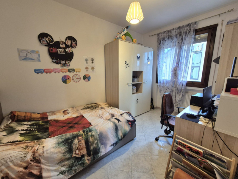 Scopri questo luminoso e spazioso appartamento trilocale situato al primo piano di un complesso r...