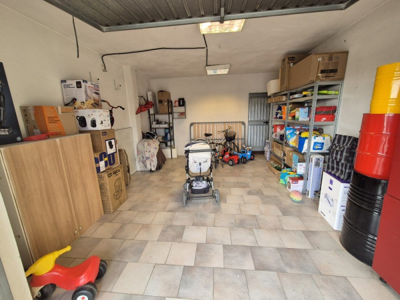 Scopri questo luminoso e spazioso appartamento trilocale situato al primo piano di un complesso r...