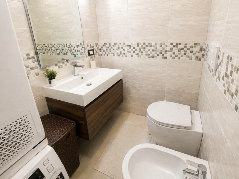 Proponiamo in vendita un elegante appartamento trilocale di circa 85 mq situato nella tranquilla ...