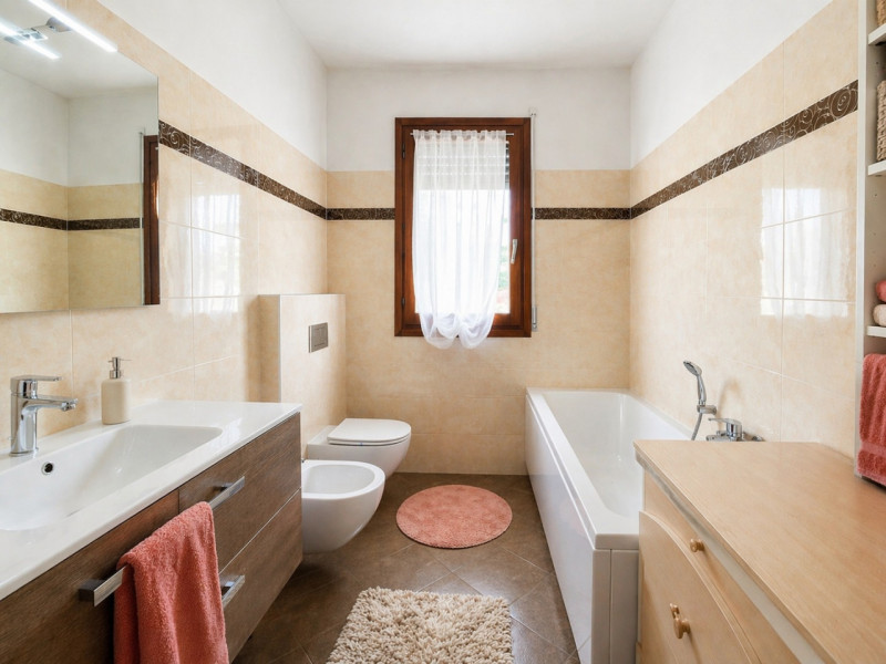 Proponiamo in vendita un elegante appartamento trilocale di circa 85 mq situato nella tranquilla ...