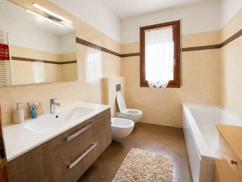 Proponiamo in vendita un elegante appartamento trilocale di circa 85 mq situato nella tranquilla ...