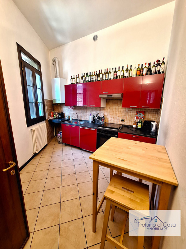 PADOVA CENTRO - In ottima posizione vicina a tutti i principali servizi, proponiamo splendido app...