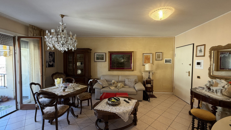 Elegante appartamento disposto su un unico livello.
Al piano primo (ed ultimo) di una recente pal...