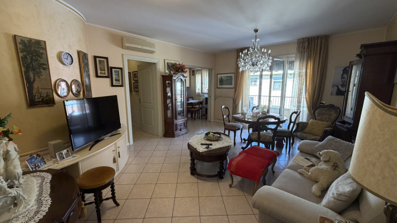 Elegante appartamento disposto su un unico livello.
Al piano primo (ed ultimo) di una recente pal...