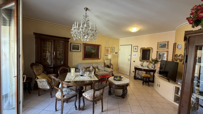 Elegante appartamento disposto su un unico livello.
Al piano primo (ed ultimo) di una recente pal...