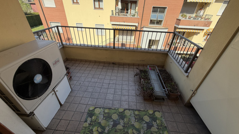 Elegante appartamento disposto su un unico livello.
Al piano primo (ed ultimo) di una recente pal...