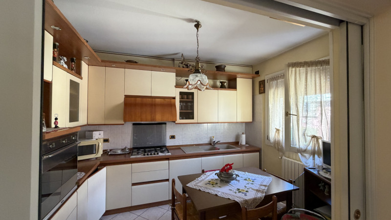 Elegante appartamento disposto su un unico livello.
Al piano primo (ed ultimo) di una recente pal...