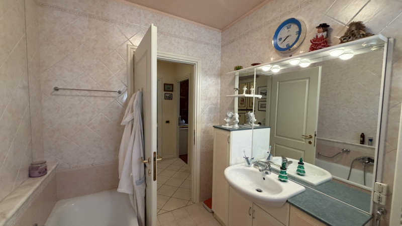 Elegante appartamento disposto su un unico livello.
Al piano primo (ed ultimo) di una recente pal...