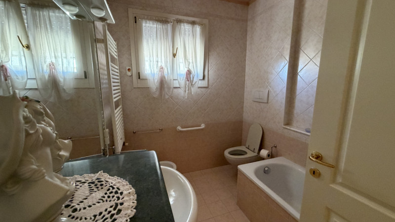 Elegante appartamento disposto su un unico livello.
Al piano primo (ed ultimo) di una recente pal...