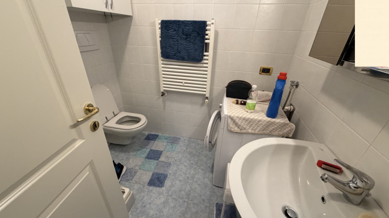 Elegante appartamento disposto su un unico livello.
Al piano primo (ed ultimo) di una recente pal...