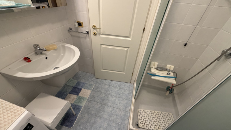 Elegante appartamento disposto su un unico livello.
Al piano primo (ed ultimo) di una recente pal...