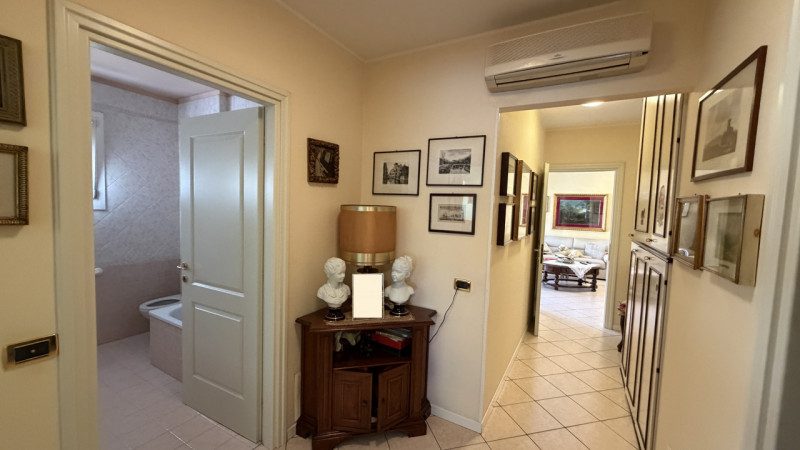 Elegante appartamento disposto su un unico livello.
Al piano primo (ed ultimo) di una recente pal...