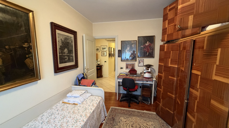 Elegante appartamento disposto su un unico livello.
Al piano primo (ed ultimo) di una recente pal...