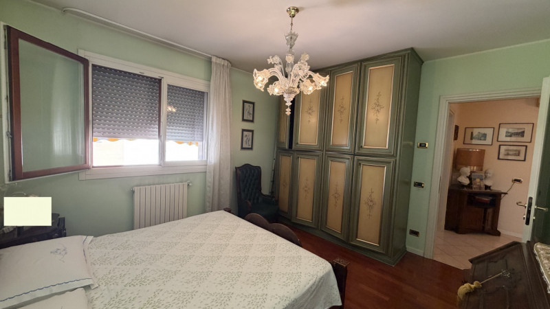 Elegante appartamento disposto su un unico livello.
Al piano primo (ed ultimo) di una recente pal...