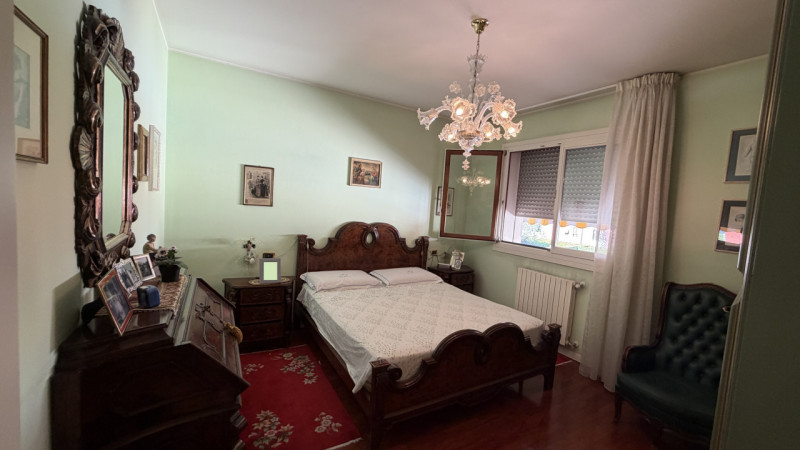 Elegante appartamento disposto su un unico livello.
Al piano primo (ed ultimo) di una recente pal...