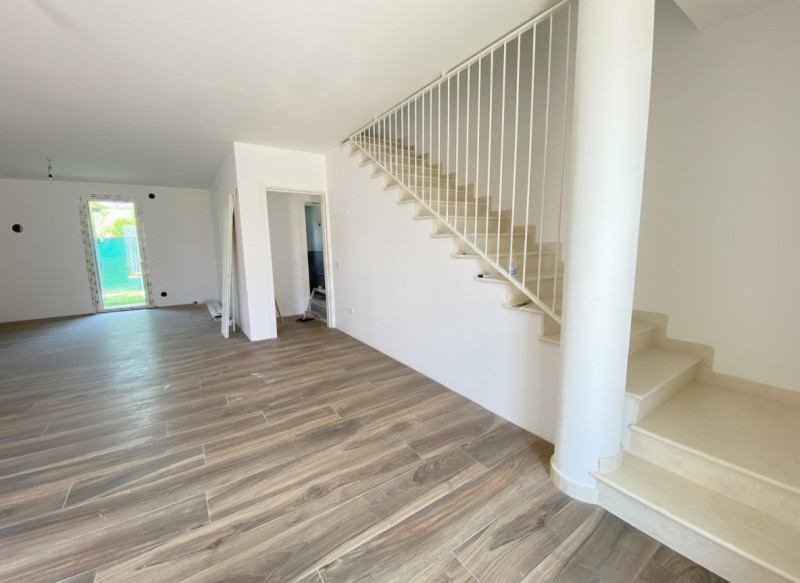 Signorile, luminosa 1/2 bifamiliare su 2 livelli di mq 160 totali con giardino privato su 3 lati ...