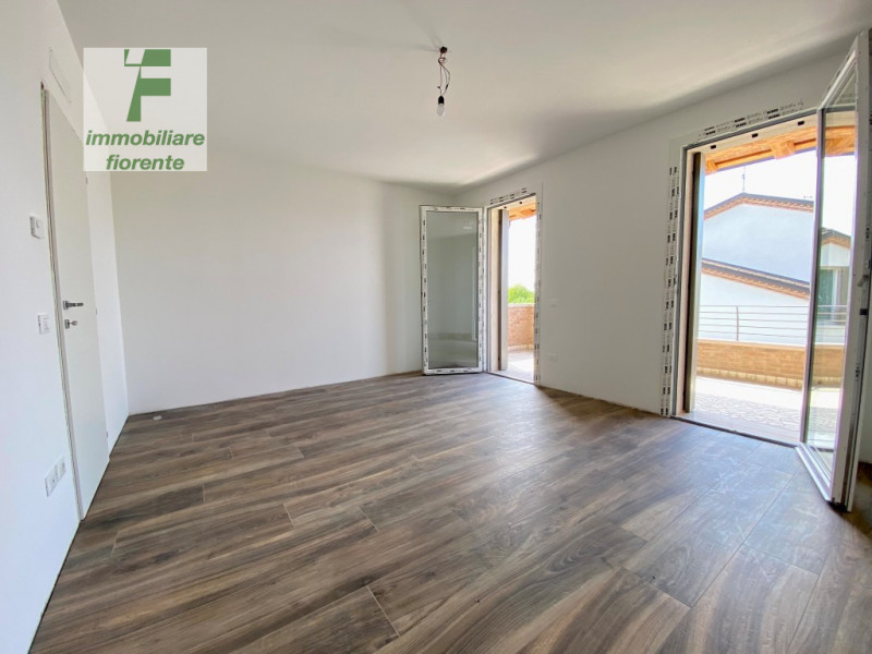 Signorile, luminosa 1/2 bifamiliare su 2 livelli di mq 160 totali con giardino privato su 3 lati ...