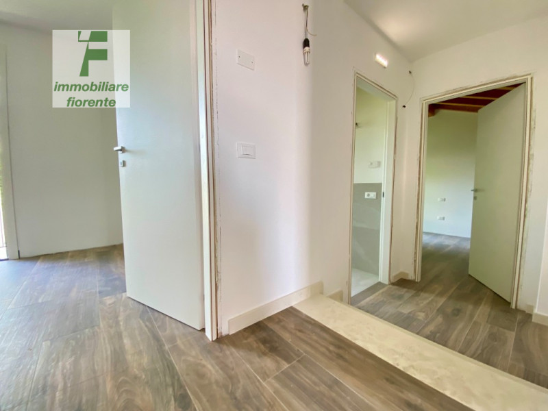 Signorile, luminosa 1/2 bifamiliare su 2 livelli di mq 160 totali con giardino privato su 3 lati ...