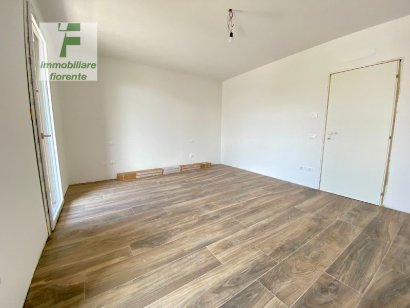 Signorile, luminosa 1/2 bifamiliare su 2 livelli di mq 160 totali con giardino privato su 3 lati ...