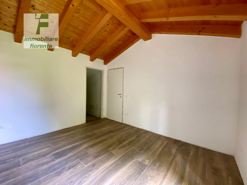 Signorile, luminosa 1/2 bifamiliare su 2 livelli di mq 160 totali con giardino privato su 3 lati ...