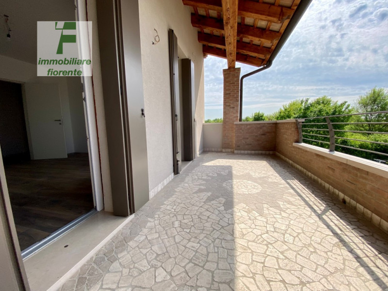 Signorile, luminosa 1/2 bifamiliare su 2 livelli di mq 160 totali con giardino privato su 3 lati ...