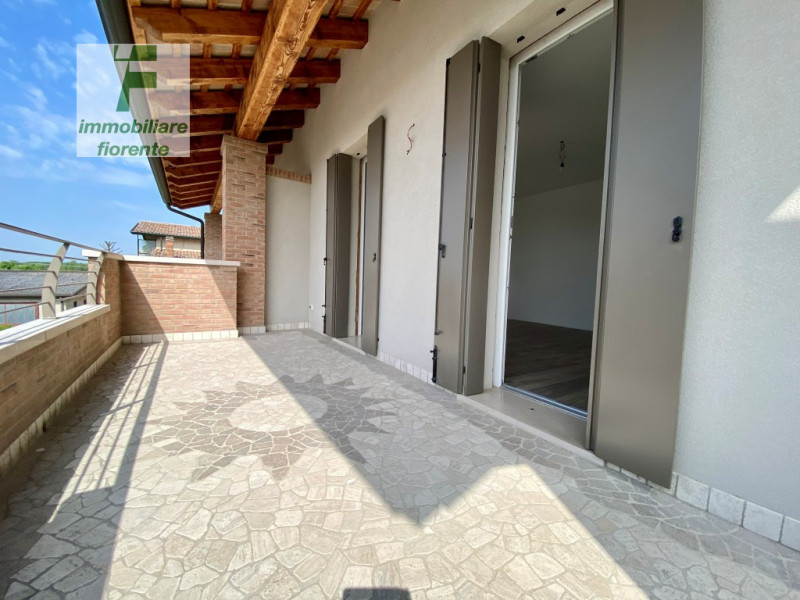 Signorile, luminosa 1/2 bifamiliare su 2 livelli di mq 160 totali con giardino privato su 3 lati ...