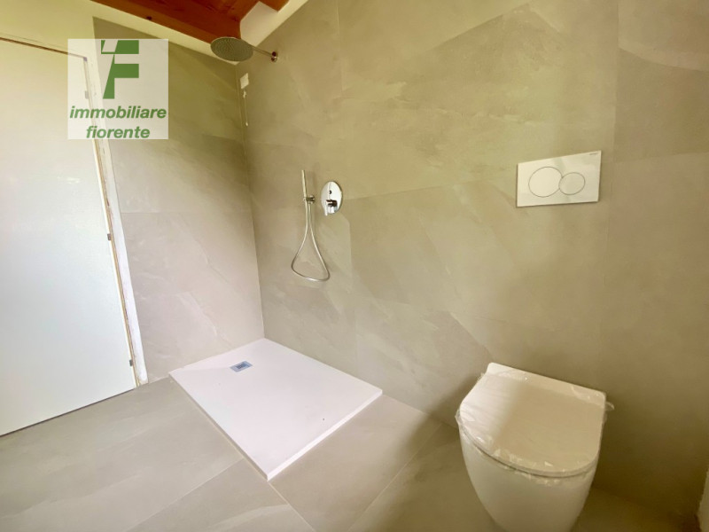 Signorile, luminosa 1/2 bifamiliare su 2 livelli di mq 160 totali con giardino privato su 3 lati ...