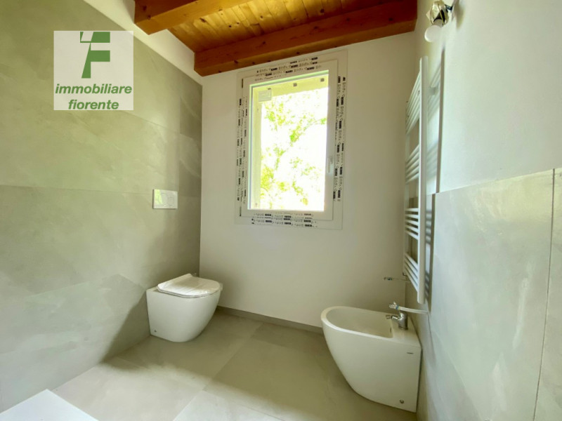 Signorile, luminosa 1/2 bifamiliare su 2 livelli di mq 160 totali con giardino privato su 3 lati ...