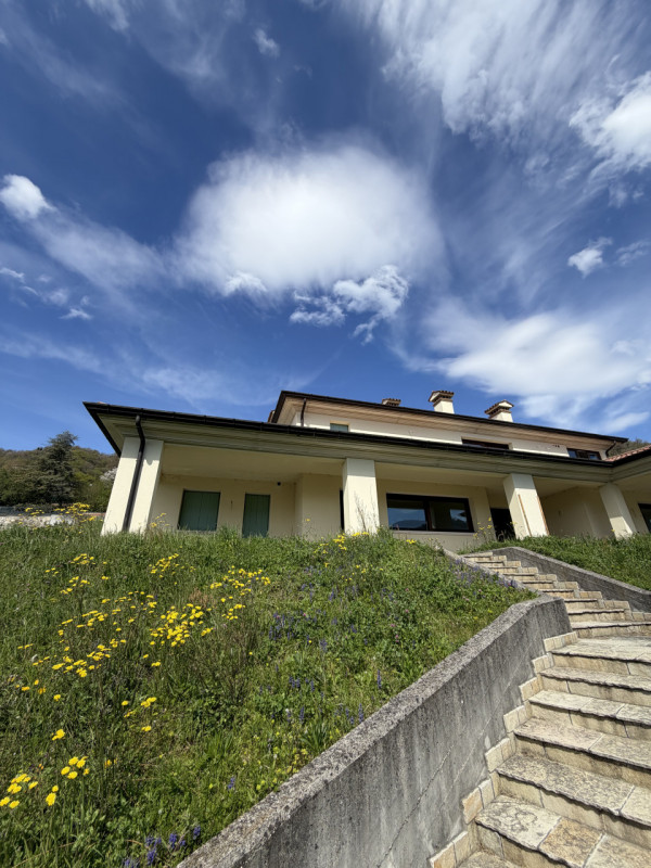 Proponiamo in vendita una splendida bifamiliare di ampia metratura nel cuore di Tarzo, immersa ne...