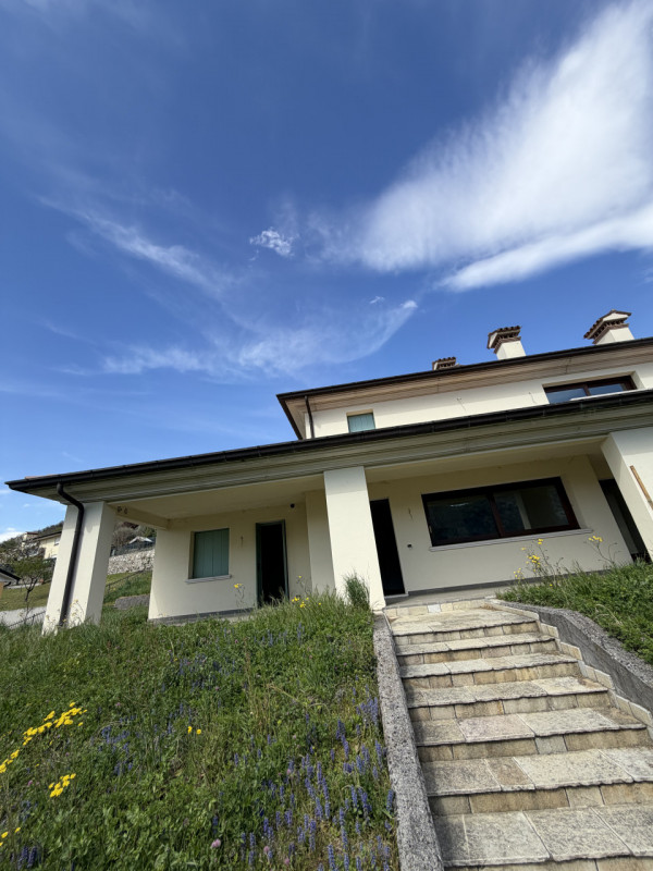 Proponiamo in vendita una splendida bifamiliare di ampia metratura nel cuore di Tarzo, immersa ne...