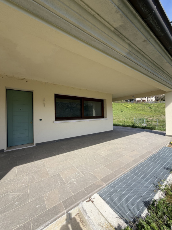 Proponiamo in vendita una splendida bifamiliare di ampia metratura nel cuore di Tarzo, immersa ne...