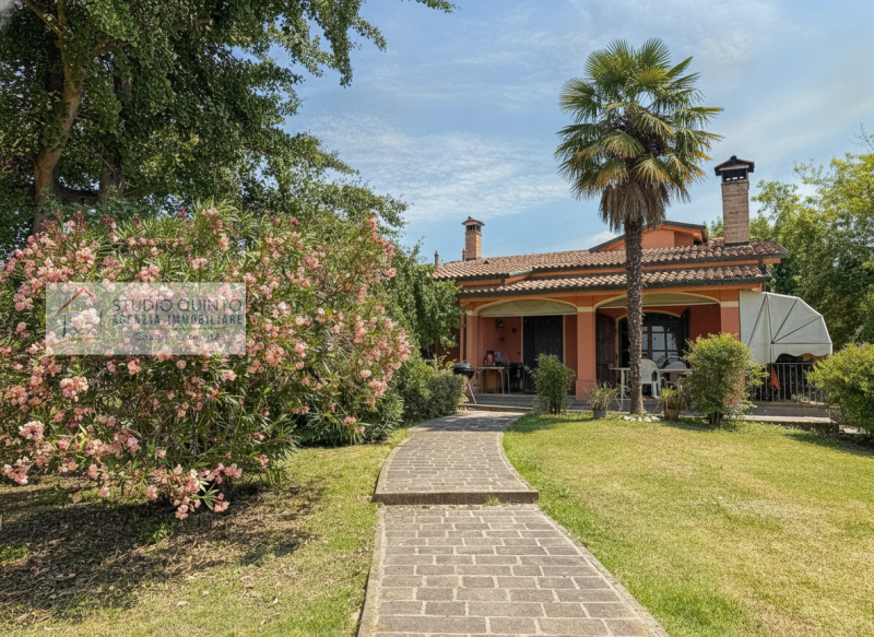 Circondata dalla natura e immersa nel verde, questa splendida villa singola rappresenta una rara ...