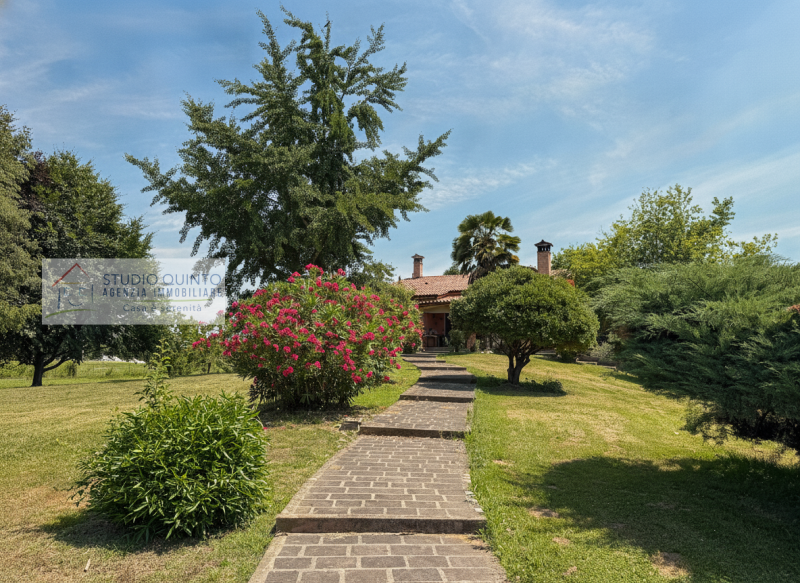 Circondata dalla natura e immersa nel verde, questa splendida villa singola rappresenta una rara ...