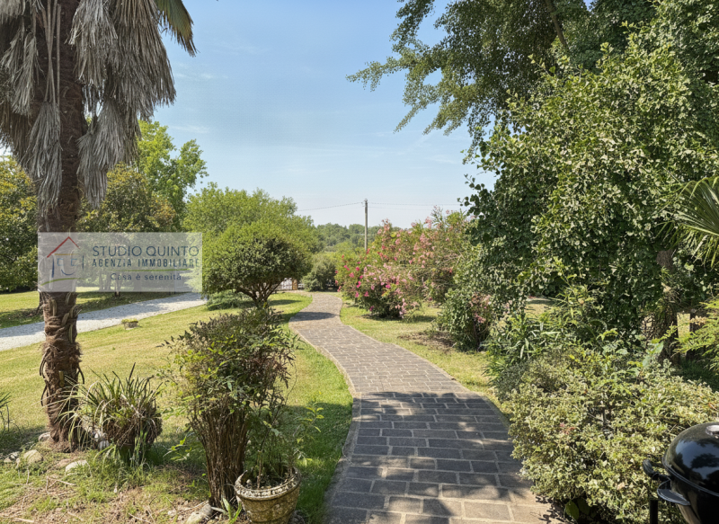 Circondata dalla natura e immersa nel verde, questa splendida villa singola rappresenta una rara ...