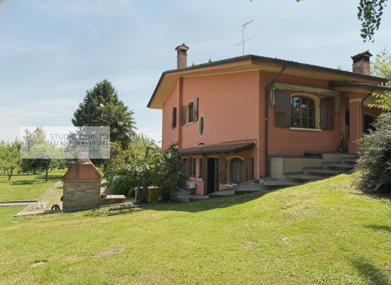 Circondata dalla natura e immersa nel verde, questa splendida villa singola rappresenta una rara ...