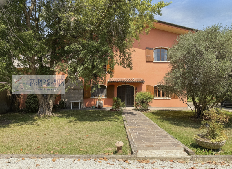Circondata dalla natura e immersa nel verde, questa splendida villa singola rappresenta una rara ...