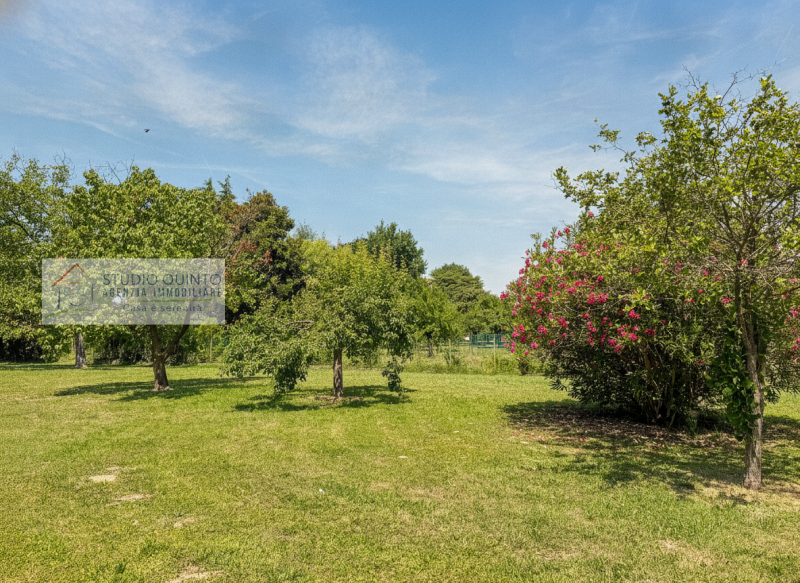 Circondata dalla natura e immersa nel verde, questa splendida villa singola rappresenta una rara ...