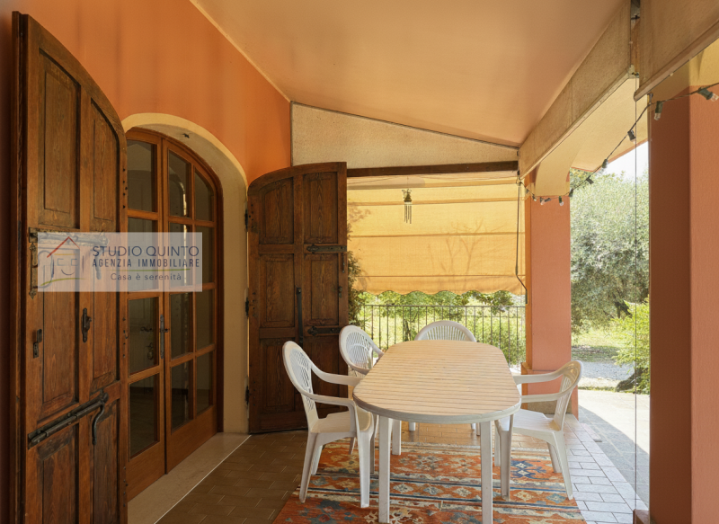 Circondata dalla natura e immersa nel verde, questa splendida villa singola rappresenta una rara ...