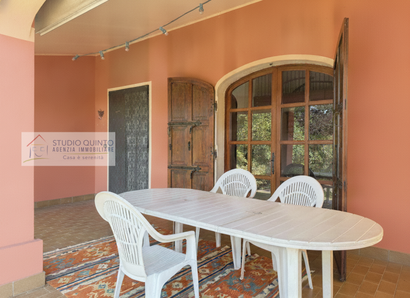 Circondata dalla natura e immersa nel verde, questa splendida villa singola rappresenta una rara ...
