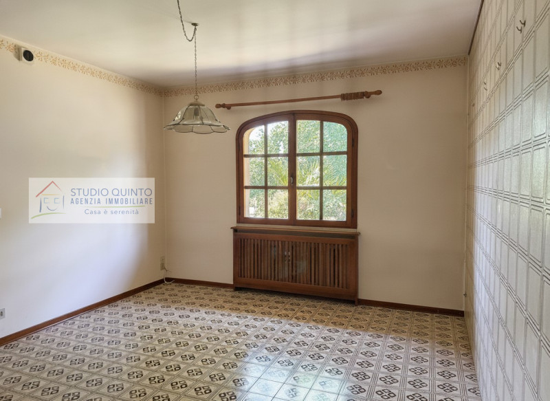 Circondata dalla natura e immersa nel verde, questa splendida villa singola rappresenta una rara ...