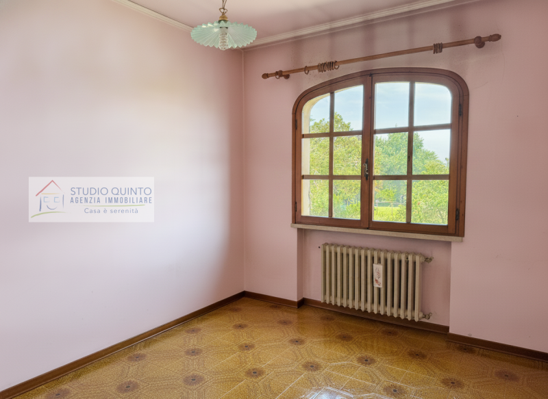 Circondata dalla natura e immersa nel verde, questa splendida villa singola rappresenta una rara ...